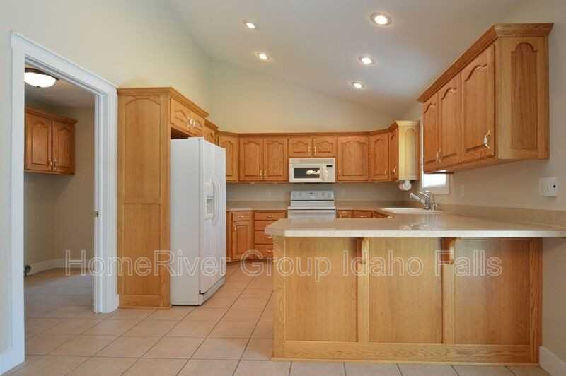 1541 Summer Way - Photo 3 of 15