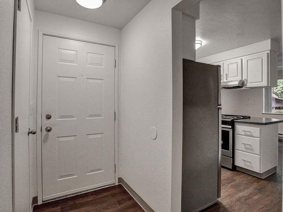 Foothills Apartments - Photo 4 of 29