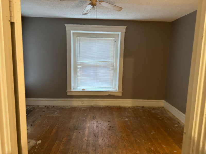 889 Raymond St - Photo 2 of 8