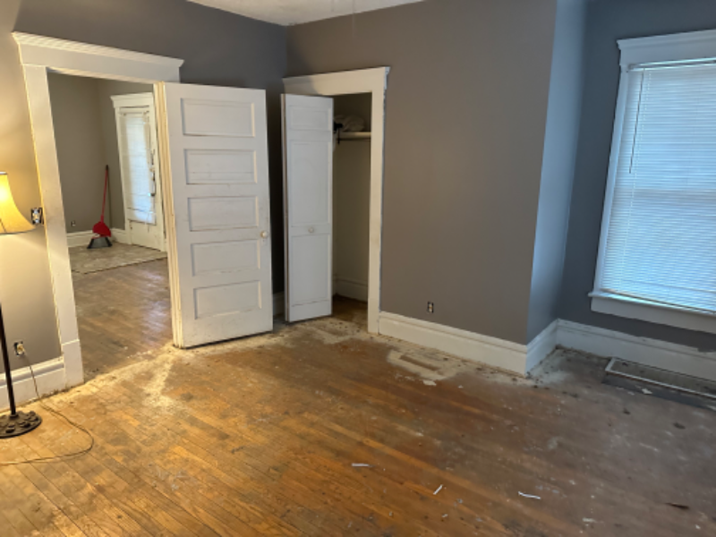 889 Raymond St - Photo 3 of 8