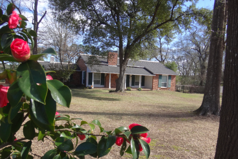 204 Crescent Dr - Photo 2 of 17