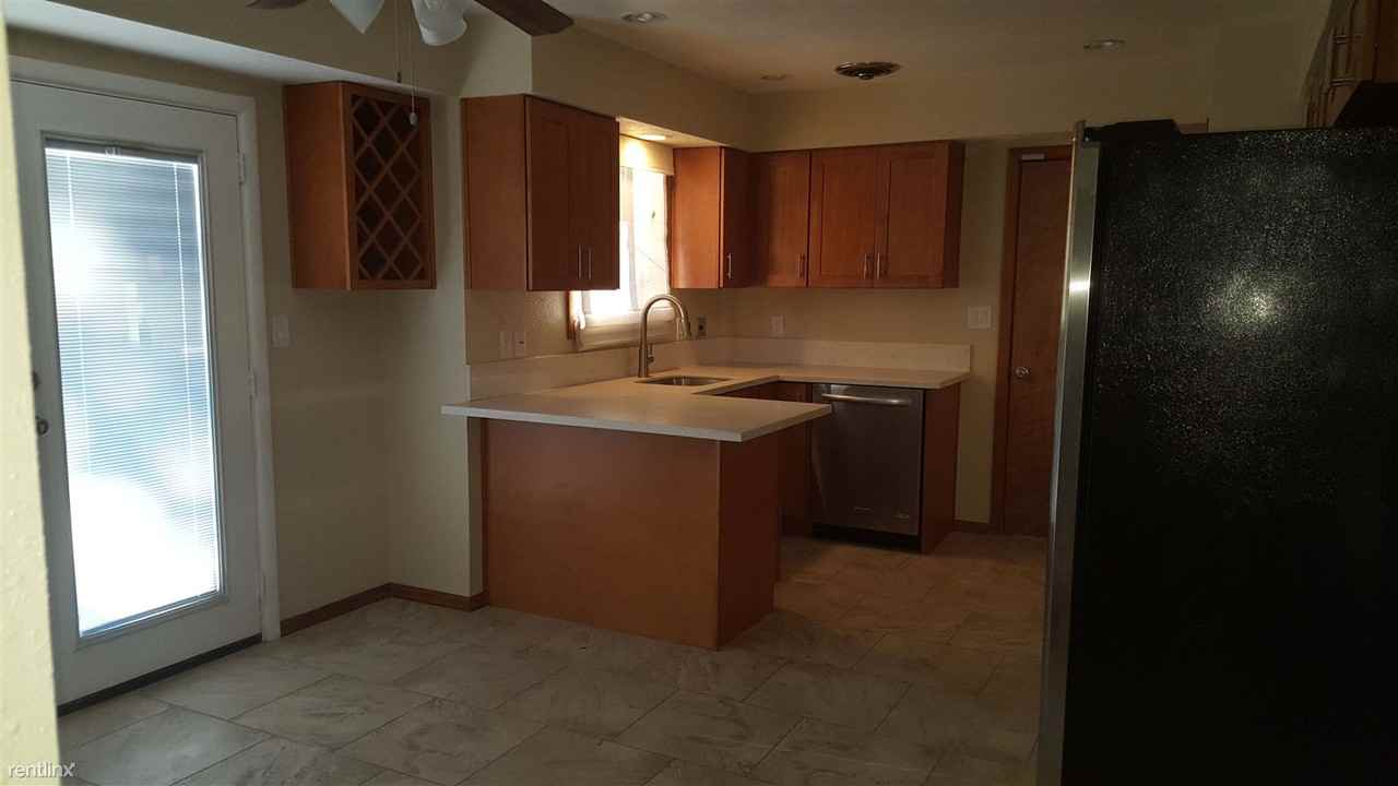 2029 Se 185th Ave - Photo 3 of 12