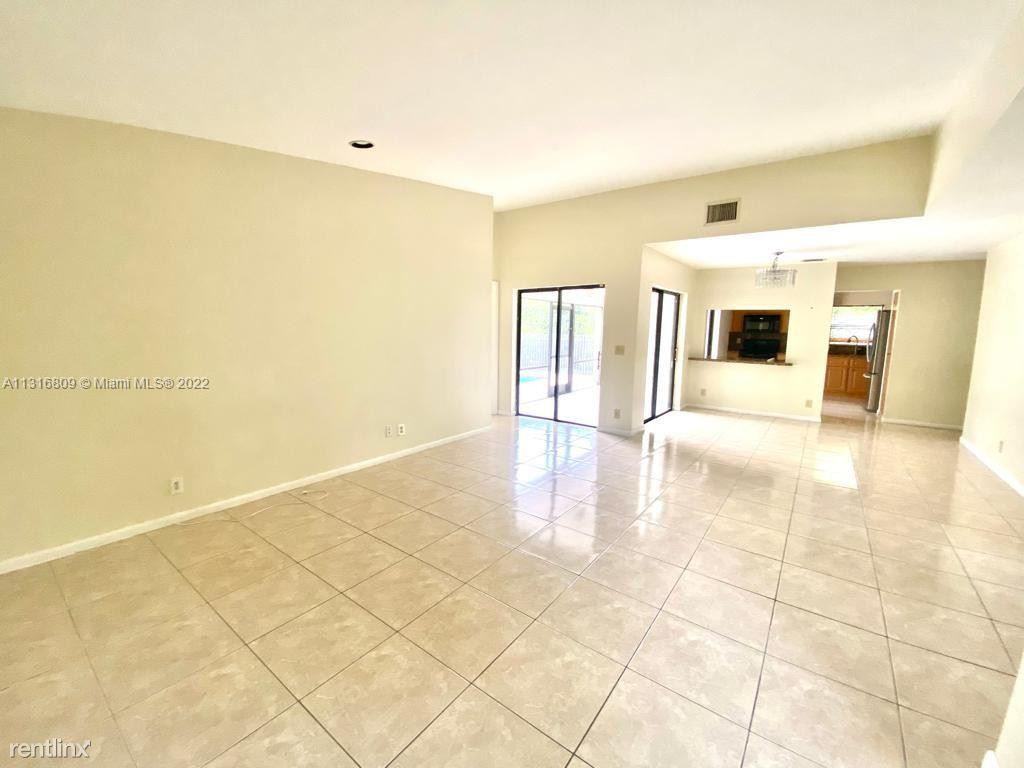 10084 Camelback Ln - Photo 3 of 15
