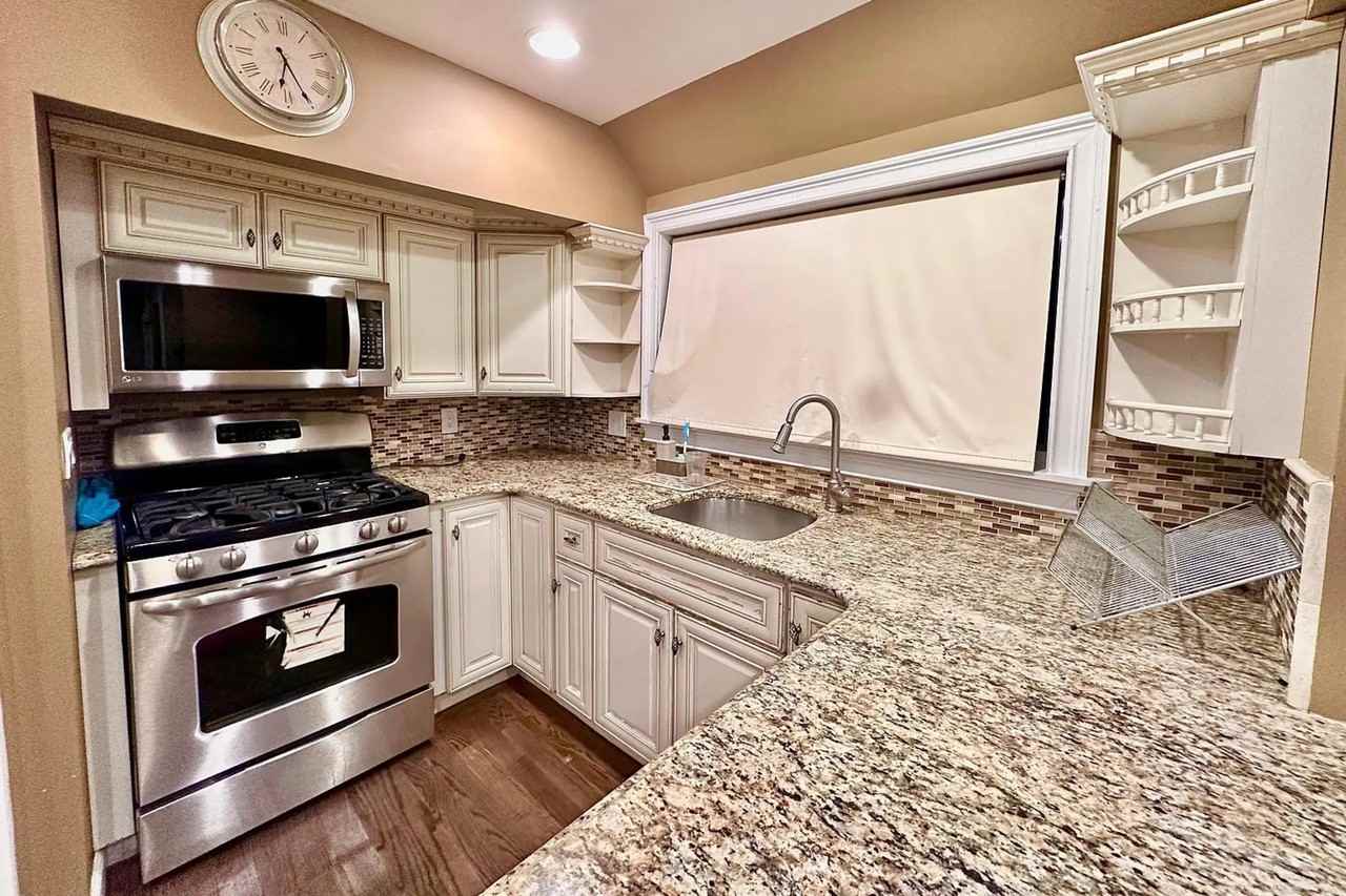 33 Violet Ave - Photo 2 of 21