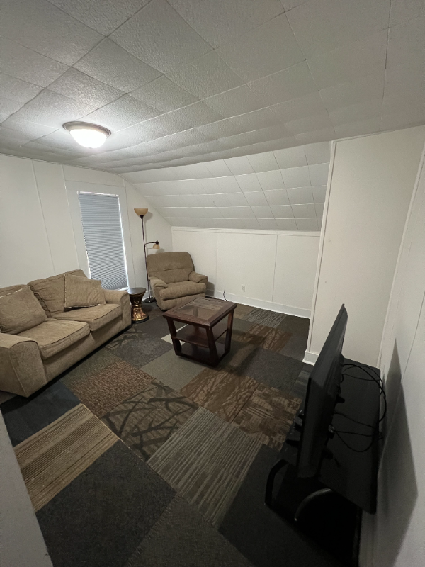 211 Cedar Ave - Photo 2 of 5