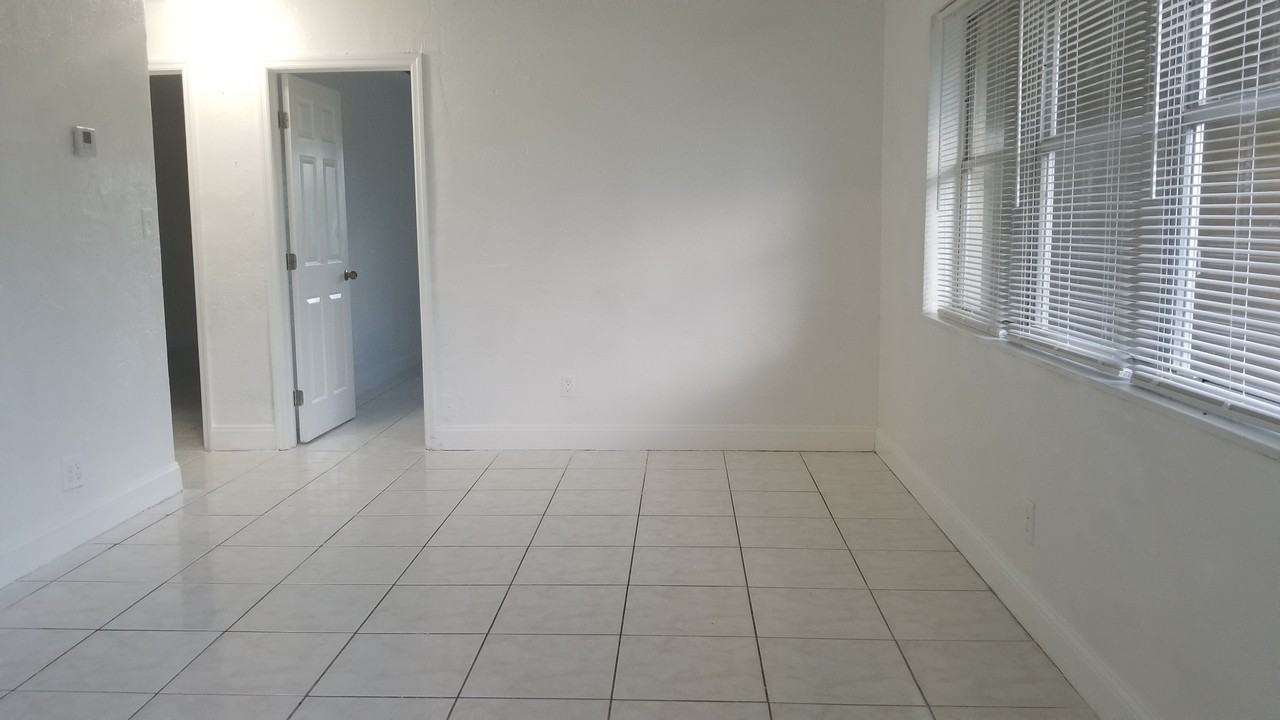 HESSMER OAKLAND PARK - Photo 3 of 21