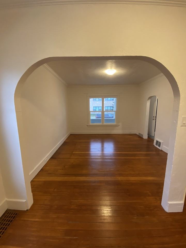 1573 Elgin Ave W - Photo 3 of 14