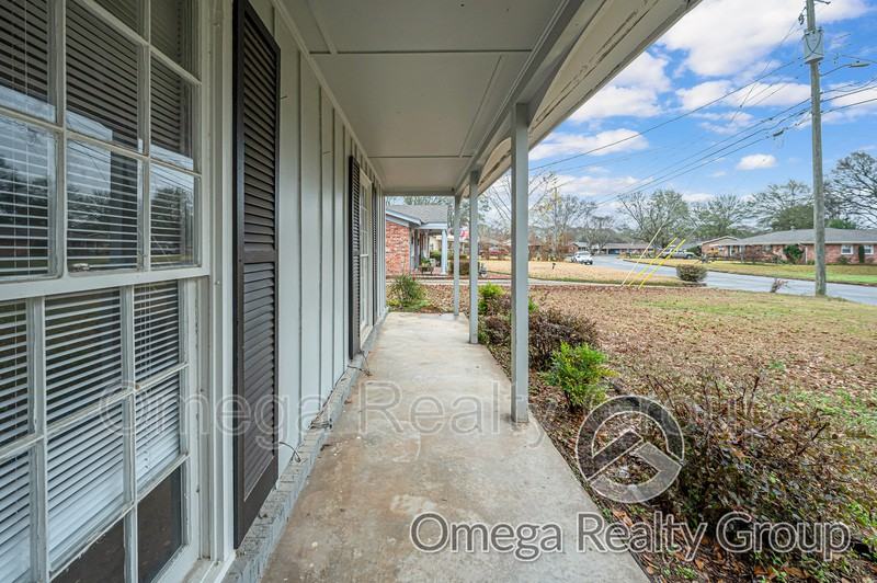 1265 Adell St - Photo 7 of 39
