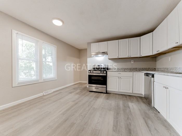 9873 Emory Ln - Photo 3 of 13