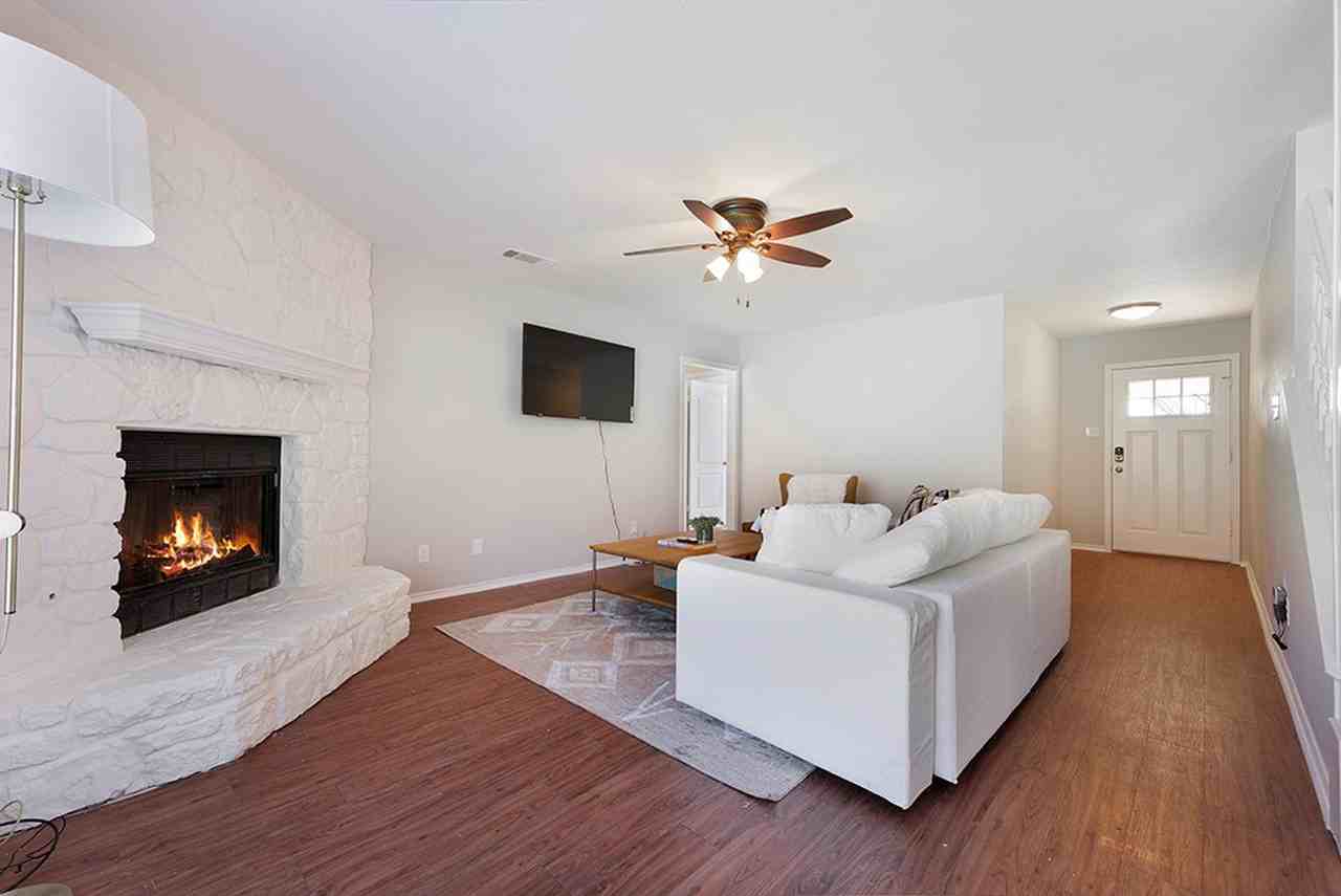 Elegant stone-front home in prime Round Rock location – Move-in ready! - Photo 4 of 21