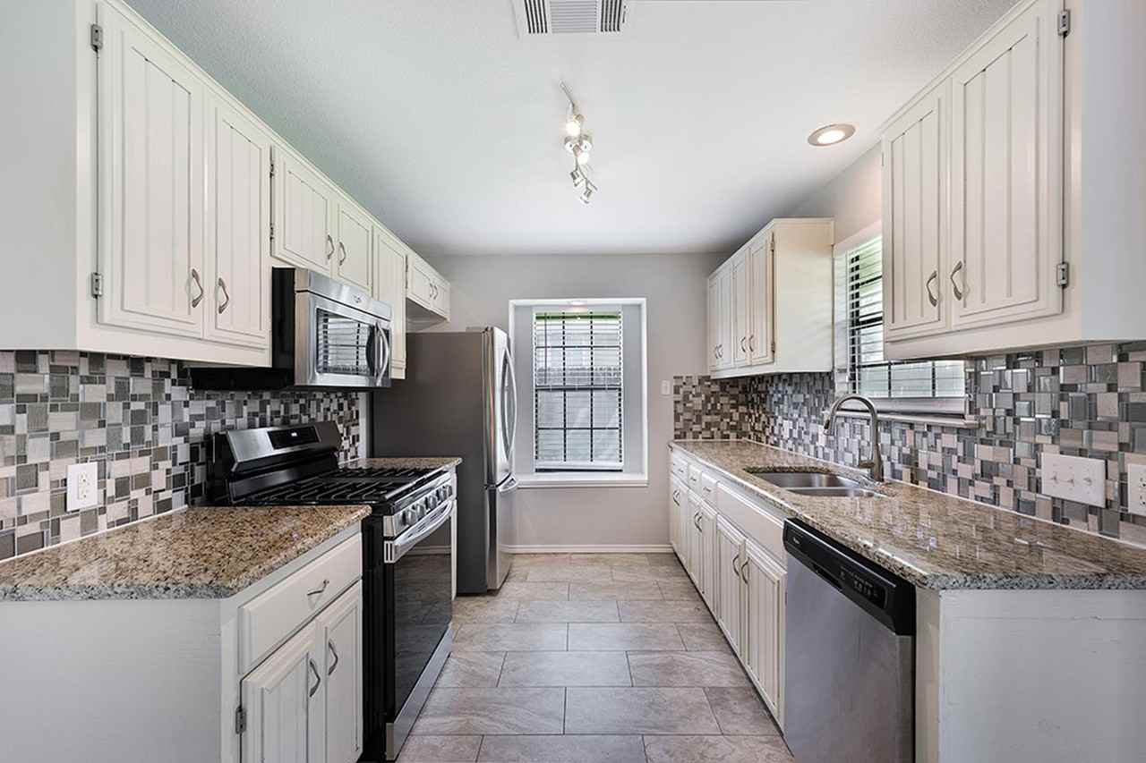 Elegant stone-front home in prime Round Rock location – Move-in ready! - Photo 5 of 21