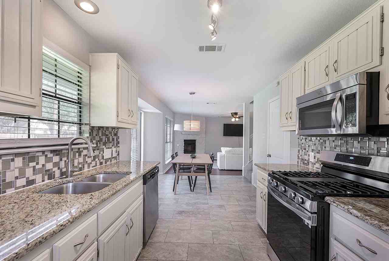 Elegant stone-front home in prime Round Rock location – Move-in ready! - Photo 6 of 21