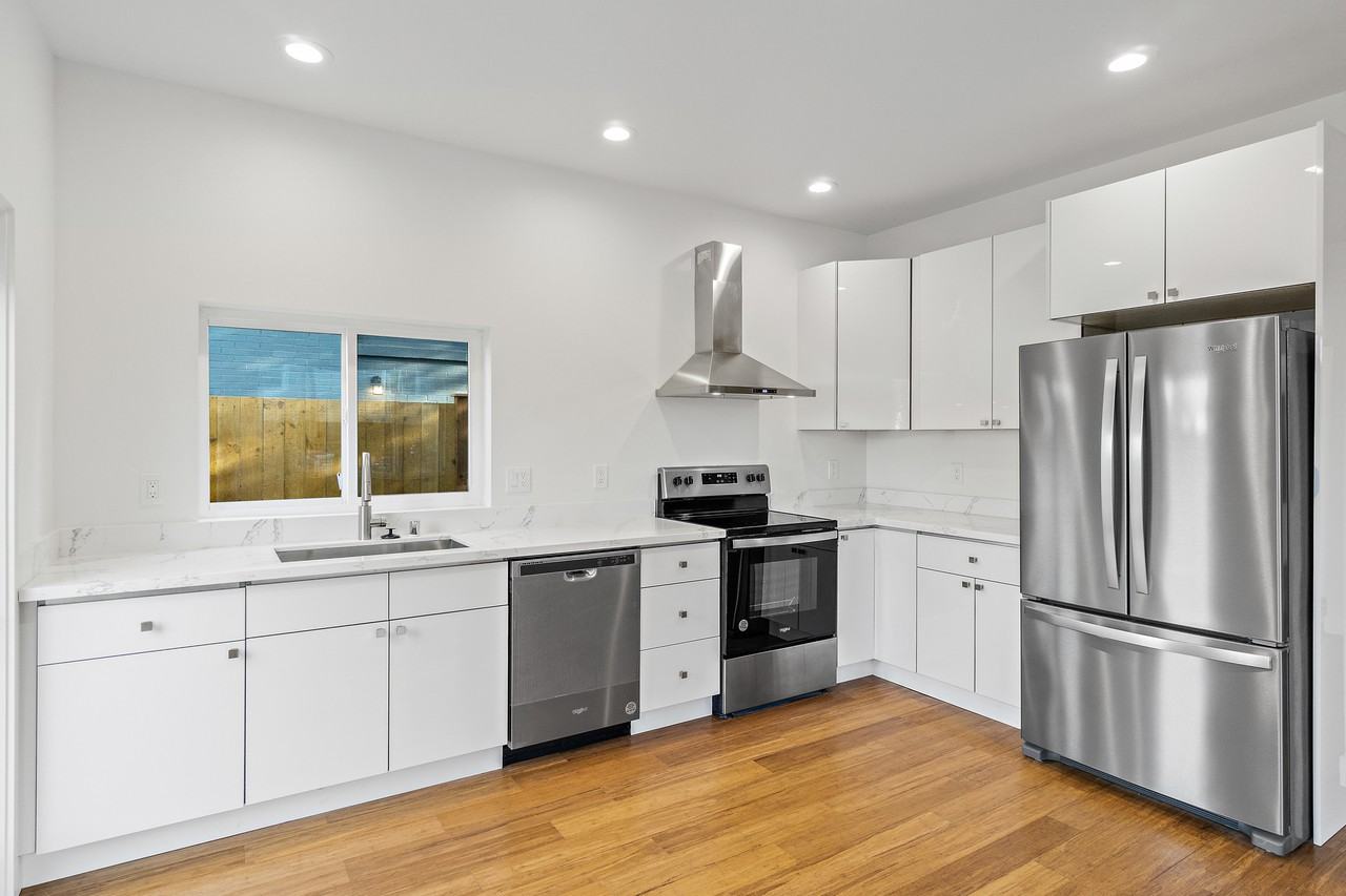 2611 41st Ave Sw - Photo 3 of 19