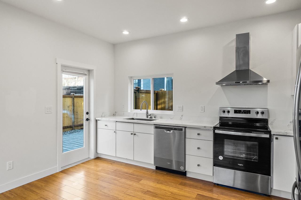 2611 41st Ave Sw - Photo 4 of 19