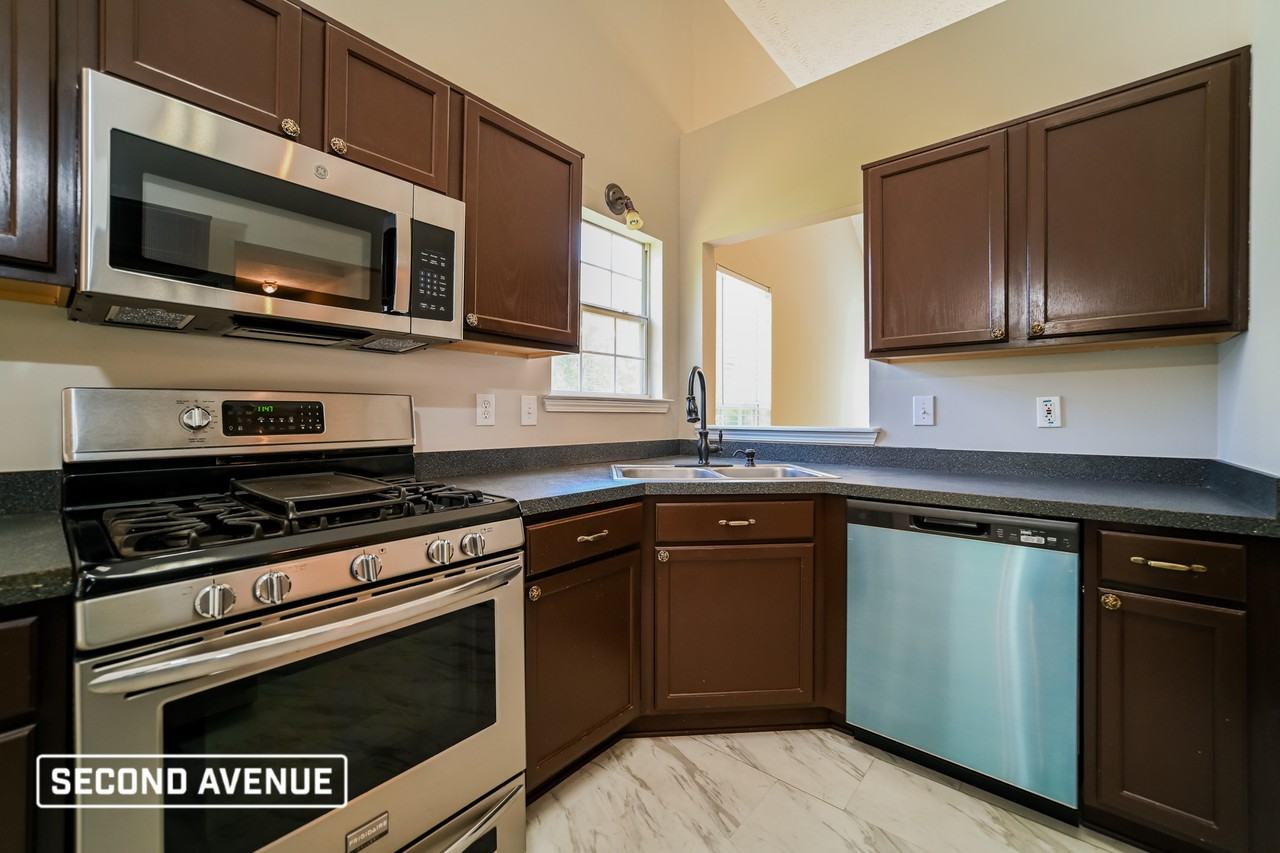 300 Stones Throw Dr - Photo 3 of 16