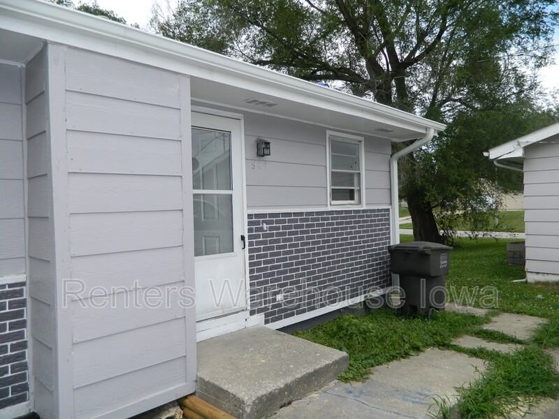 904 Southeast 10th Street - Photo 2 of 14
