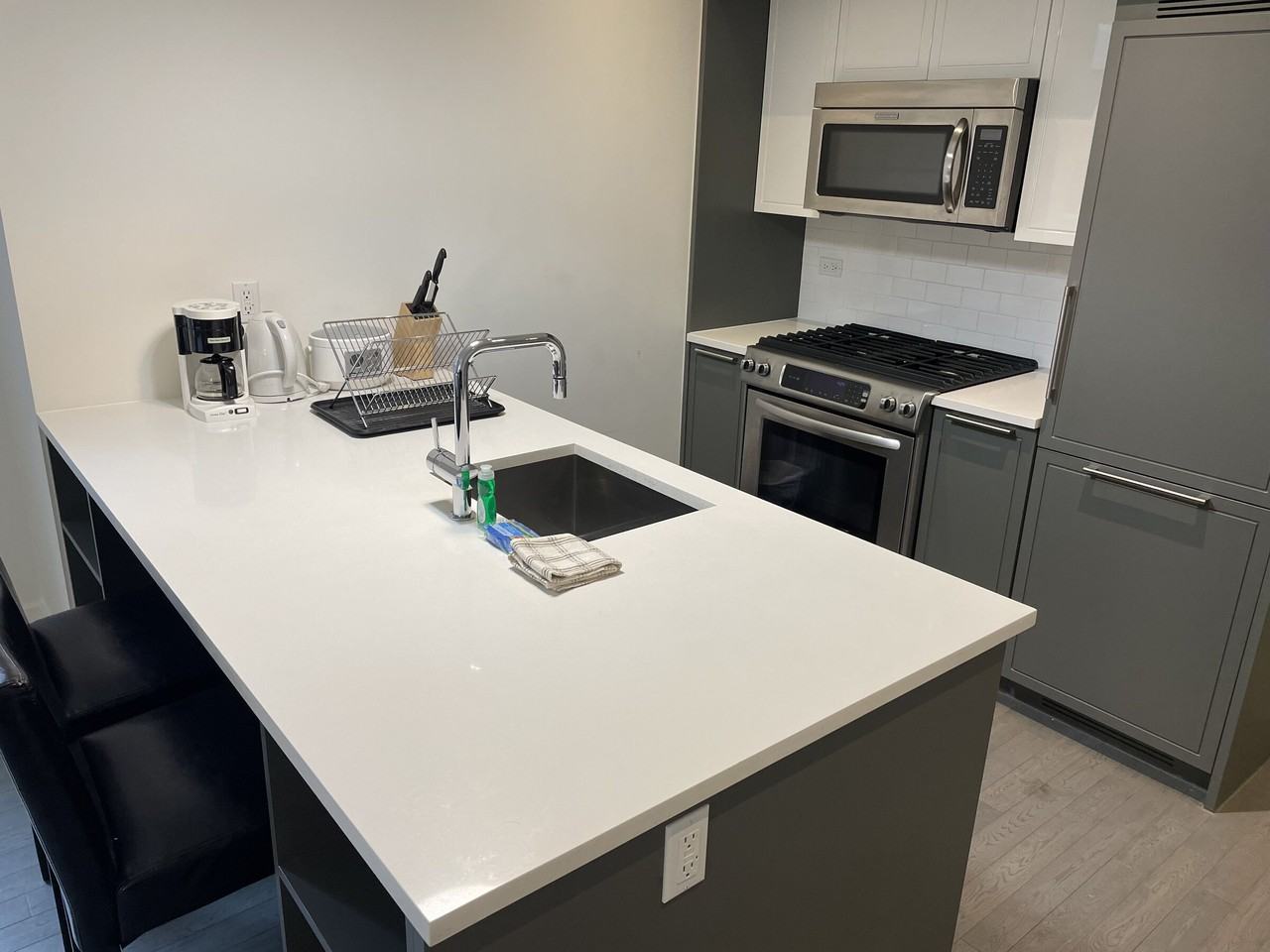 416 West 52nd St - Photo 3 of 11