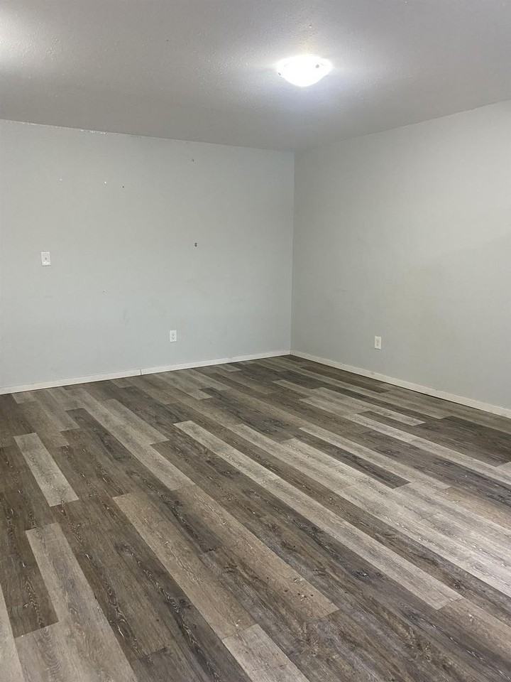 2990 10th Ave Lowr - Photo 2 of 6