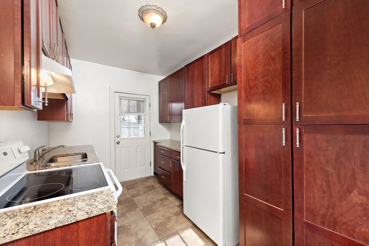 1005 W 41st St - Photo 4 of 8