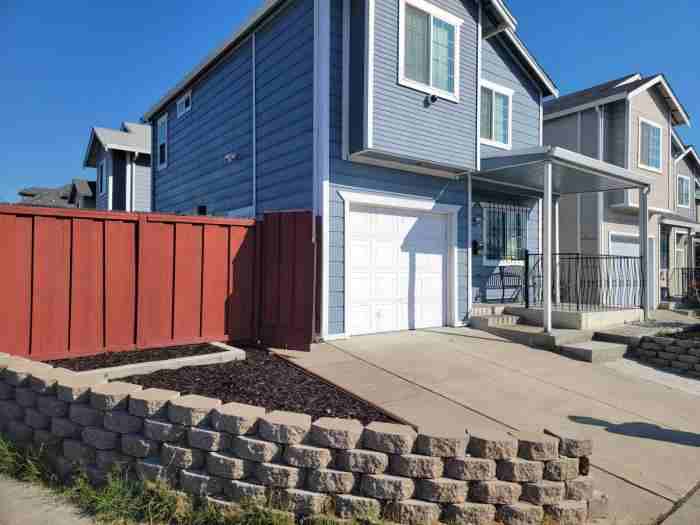 700 E 8th St - Photo 2 of 8