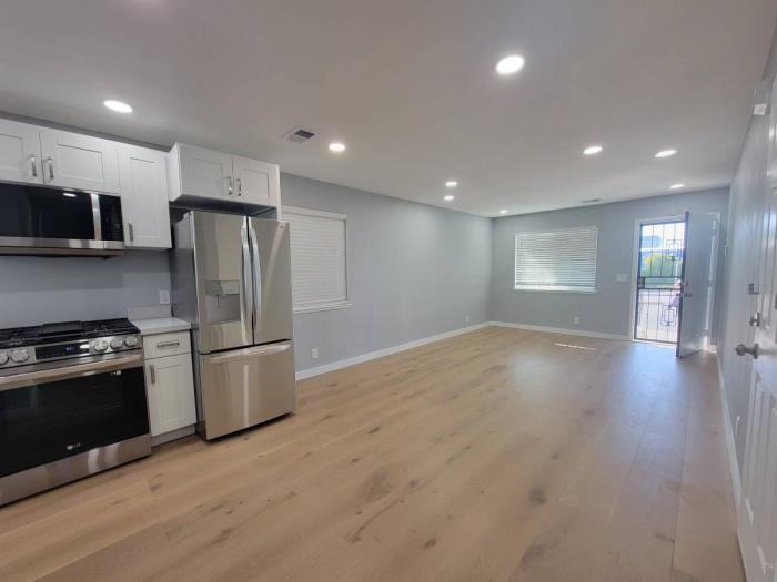 700 E 8th St - Photo 3 of 8