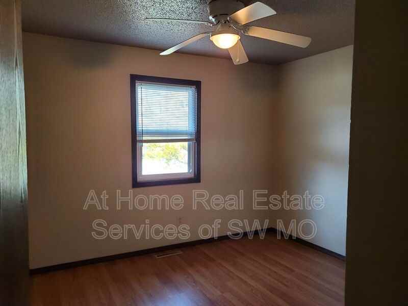 633 W Meadowview Dr #5 - Photo 4 of 8