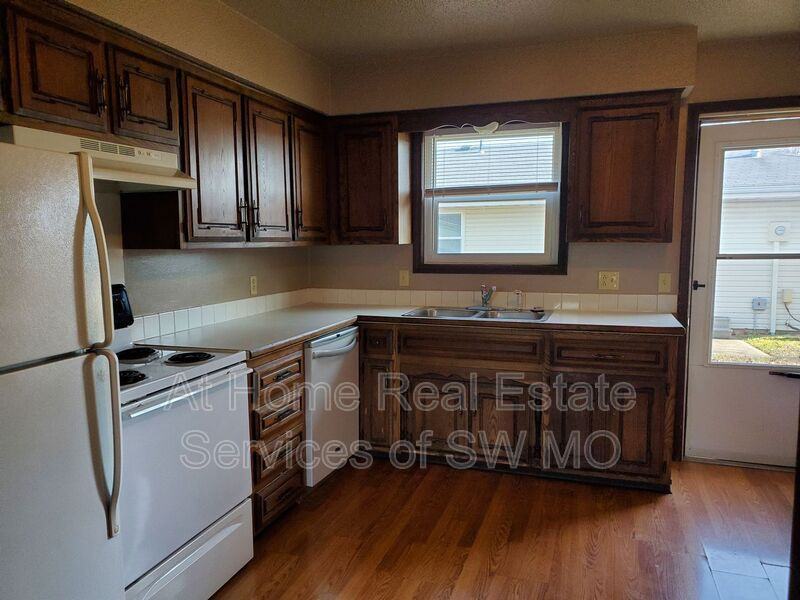 633 W Meadowview Dr #5 - Photo 2 of 8