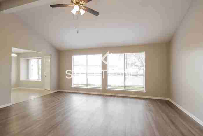 16922 Rolling Acres Dr - Photo 3 of 15