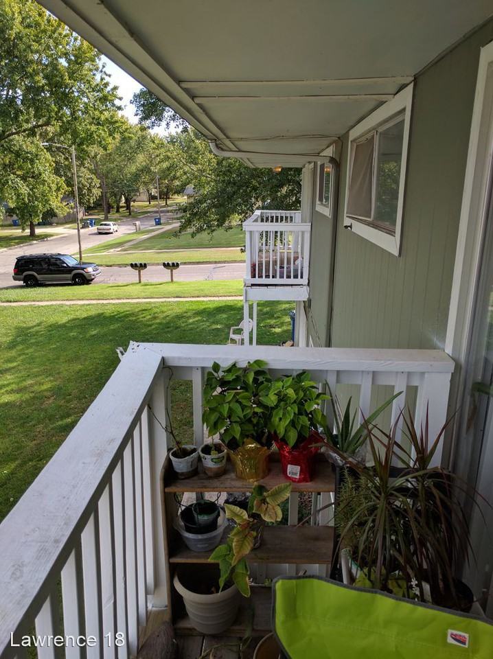 2br apt in Lawrence, KS with 1/2 off S.D. - Photo 2 of 8