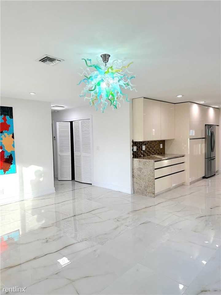 1323 Lincoln St - Photo 2 of 14