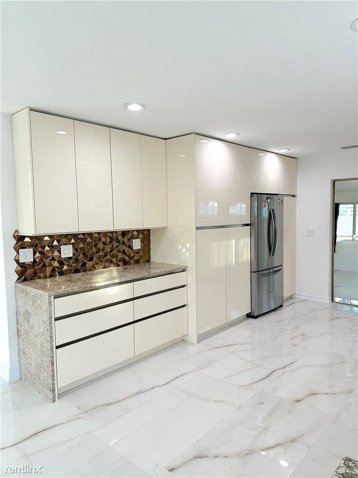 1323 Lincoln St - Photo 3 of 14