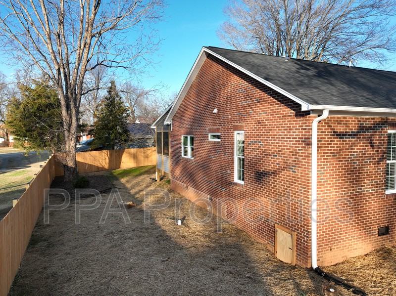 306 S First St - Photo 5 of 20