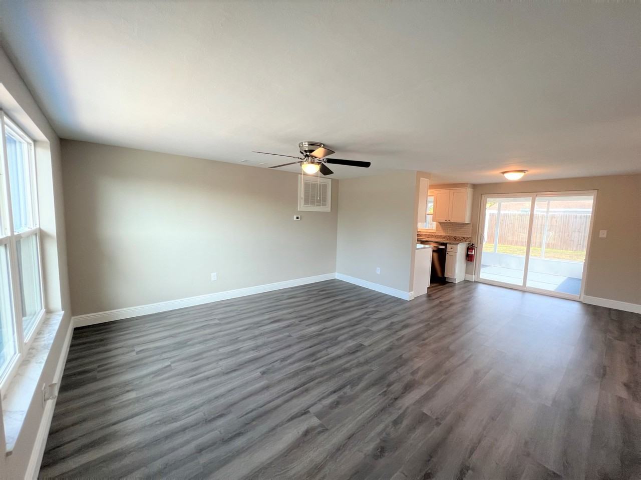 10824 Hillcrest Ave - Photo 3 of 17