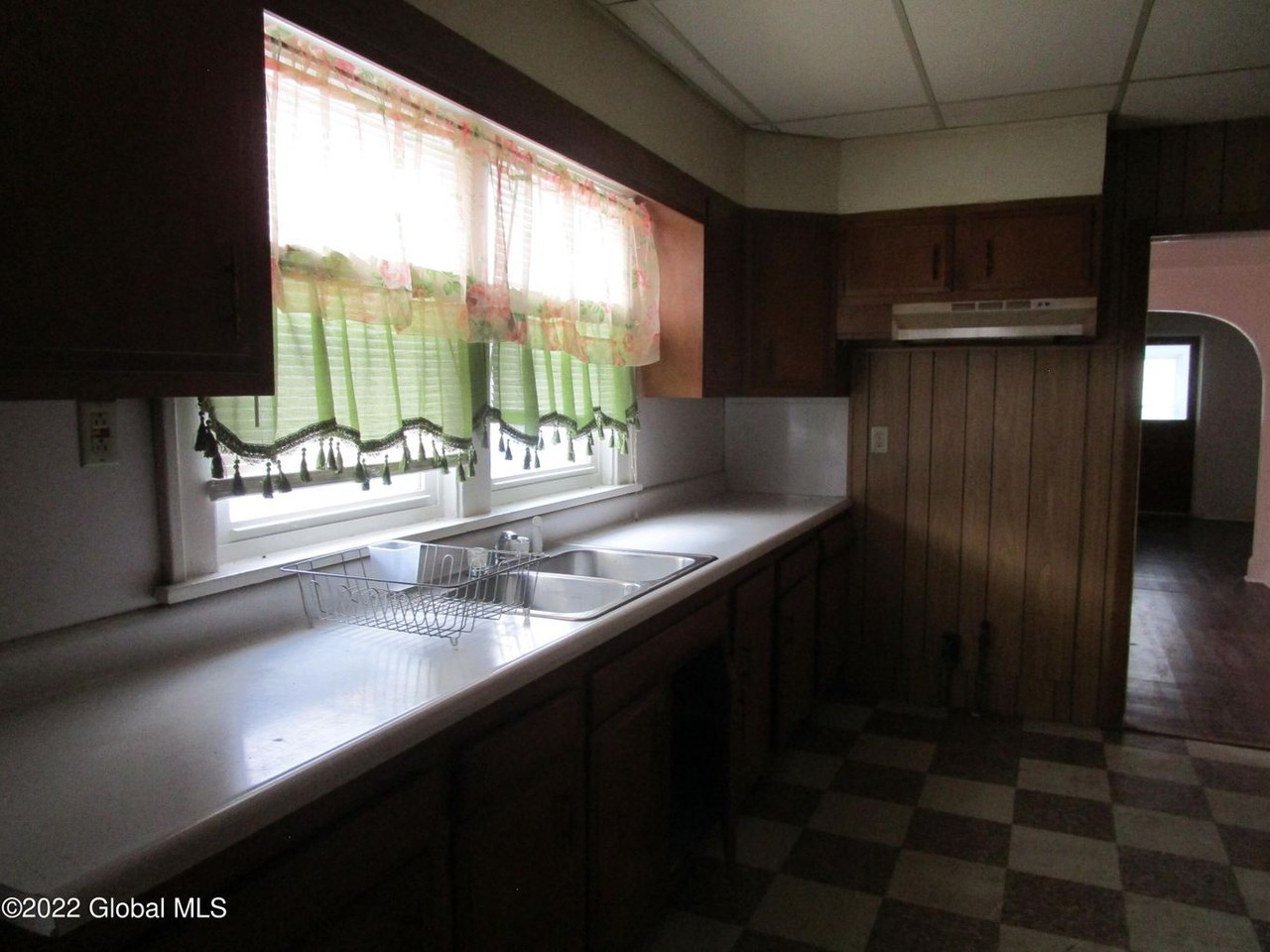 1025 Pleasant St - Photo 2 of 7