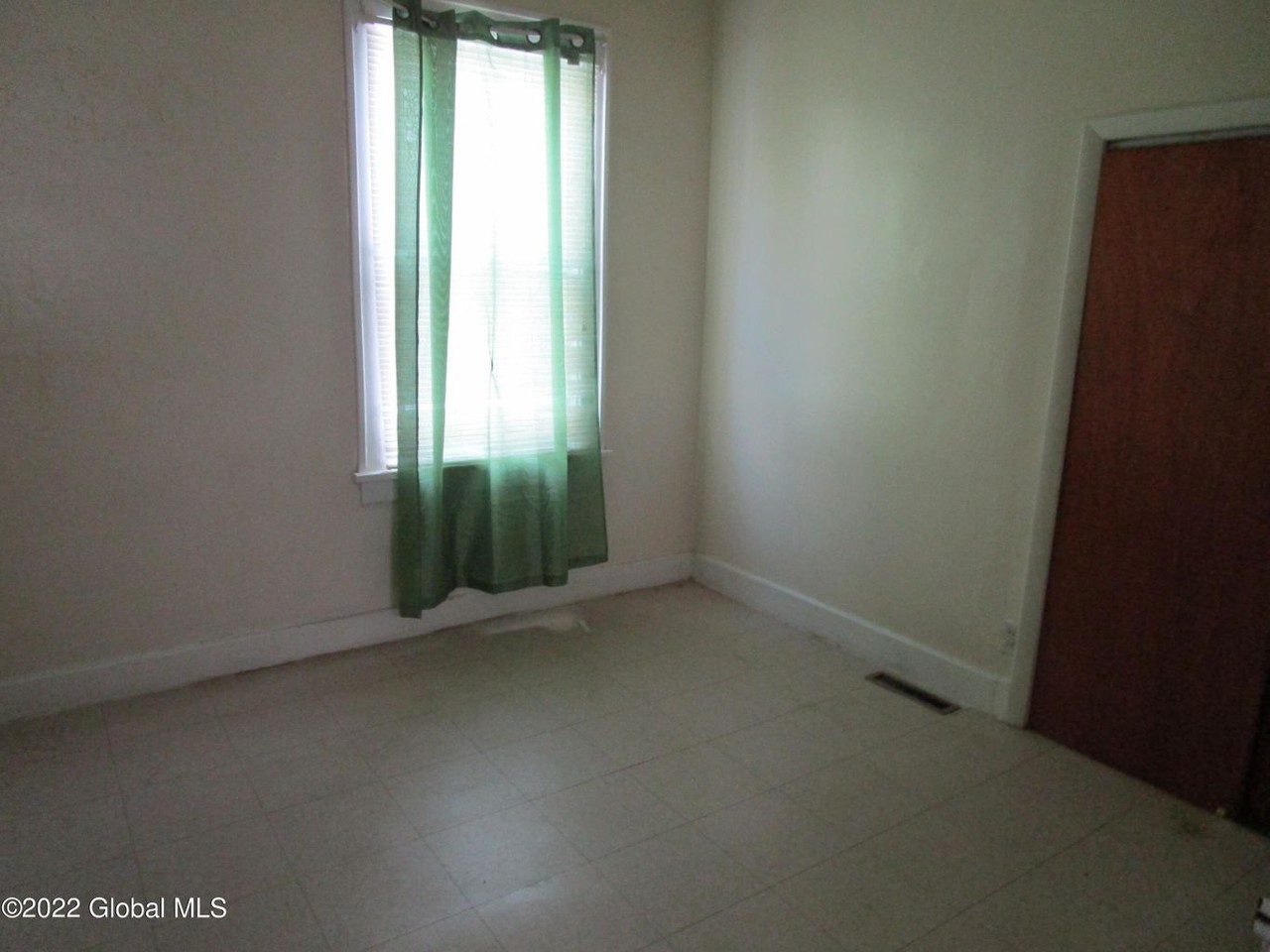 1025 Pleasant St - Photo 3 of 7