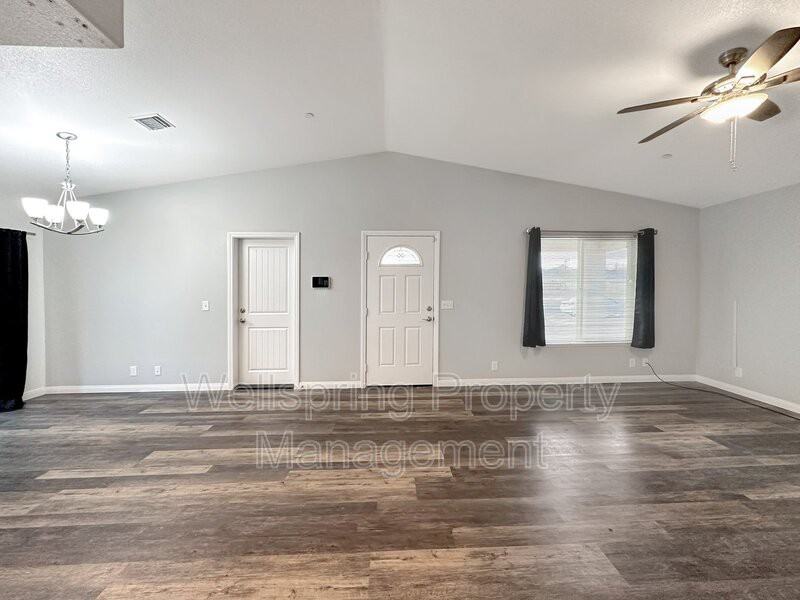 1320 S Mccall St - Photo 4 of 18