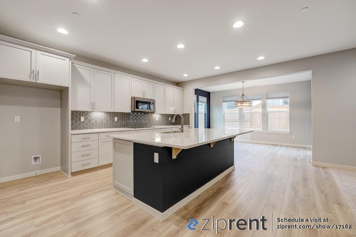 1210 Ne Woodburn Dr - Photo 3 of 19