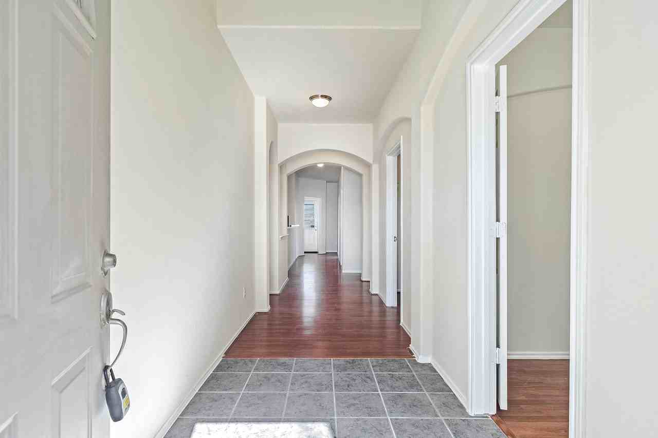 Clarendon Bend Ln - Photo 4 of 15