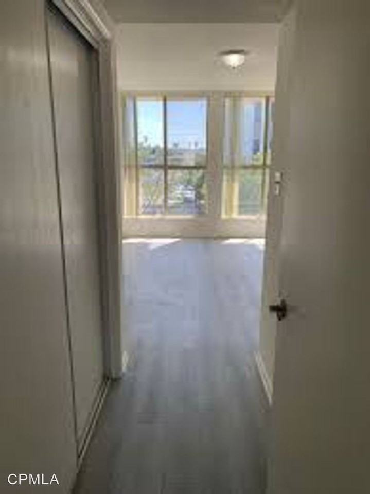 Corinthian Apartments - Photo 3 of 7