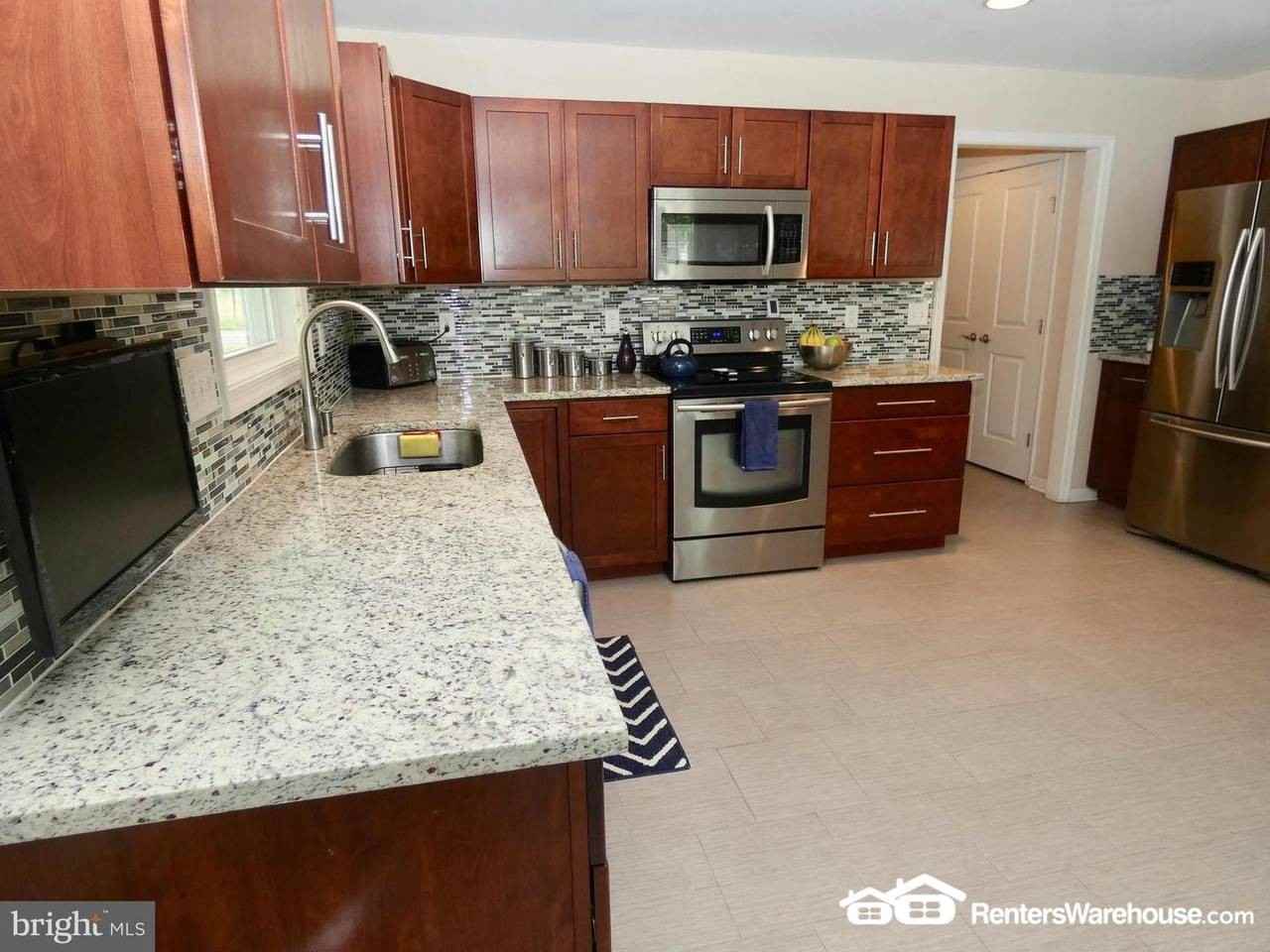 318 Walnut St - Photo 3 of 10