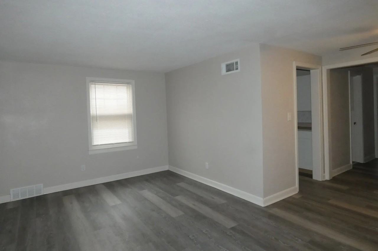 319 E 28th Ave - Photo 3 of 11