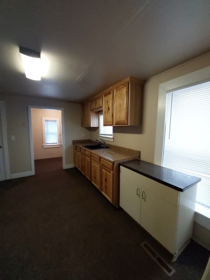 207 W Midway St - Photo 2 of 9