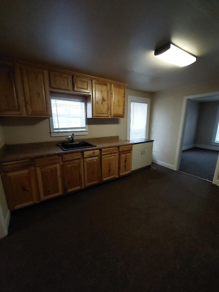 207 W Midway St - Photo 3 of 9