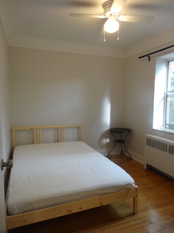 832 King St W - Photo 3 of 7