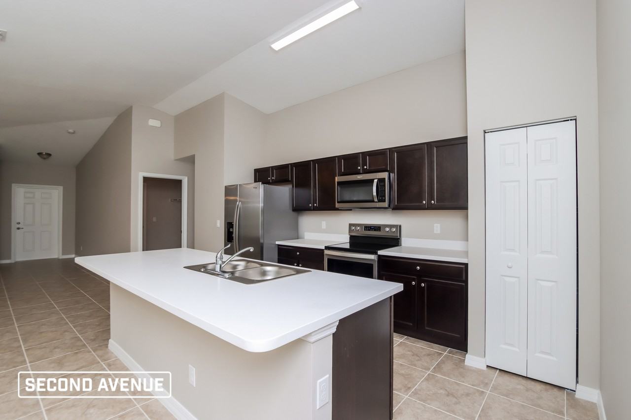 1135 Tarleton St Se - Photo 2 of 18