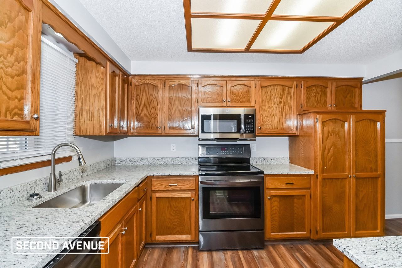 716 Se Shamrock Ln - Photo 2 of 20