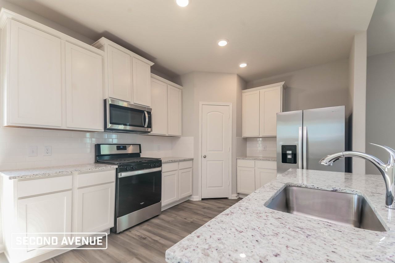 525 Harbor Oaks Drive - Photo 4 of 17