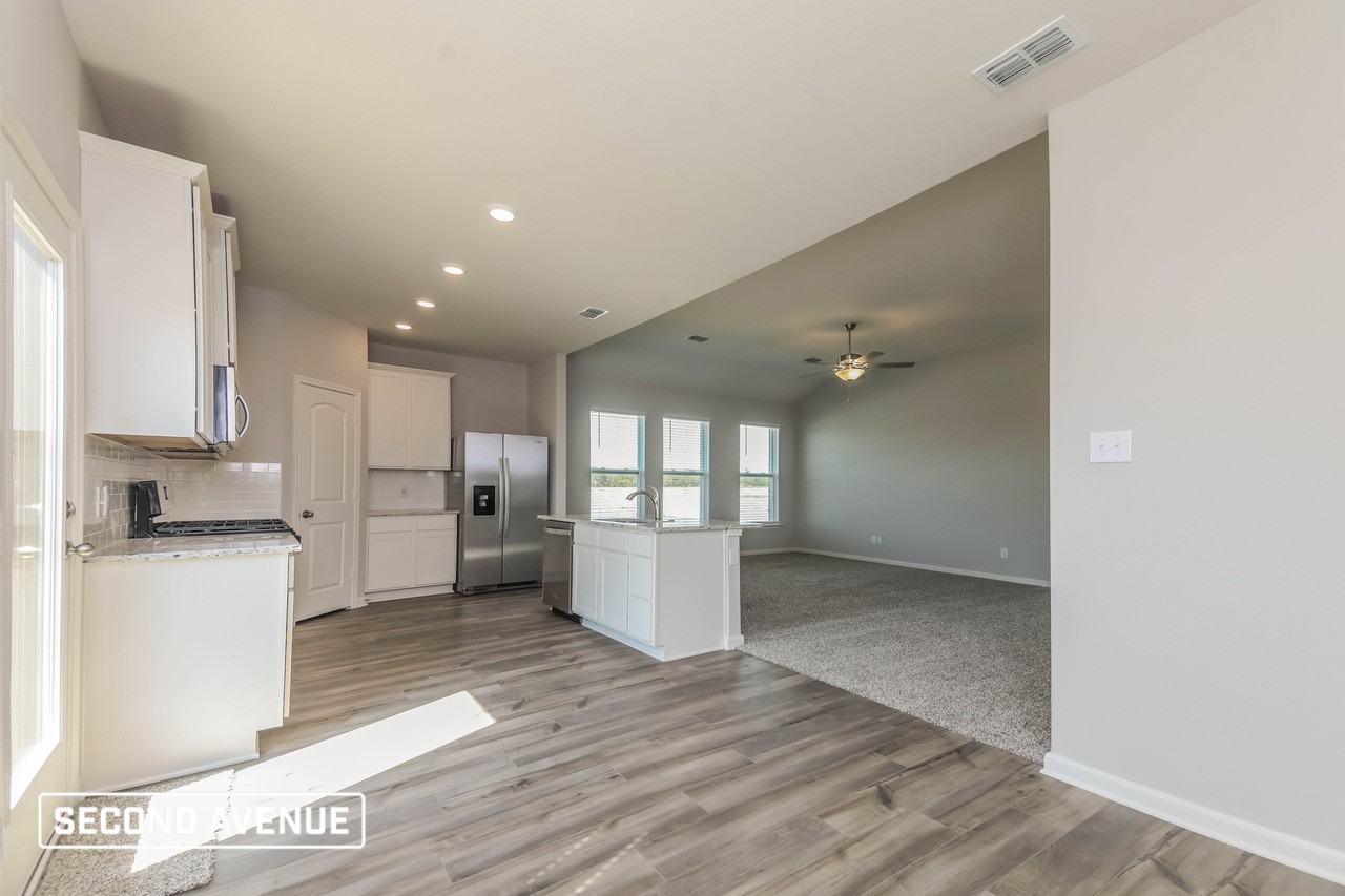 525 Harbor Oaks Drive - Photo 5 of 17