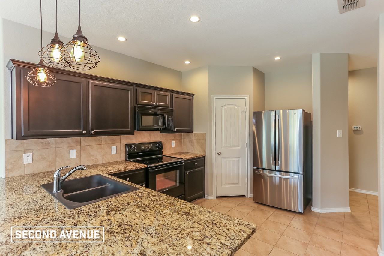 621 Creekview Dr - Photo 2 of 22