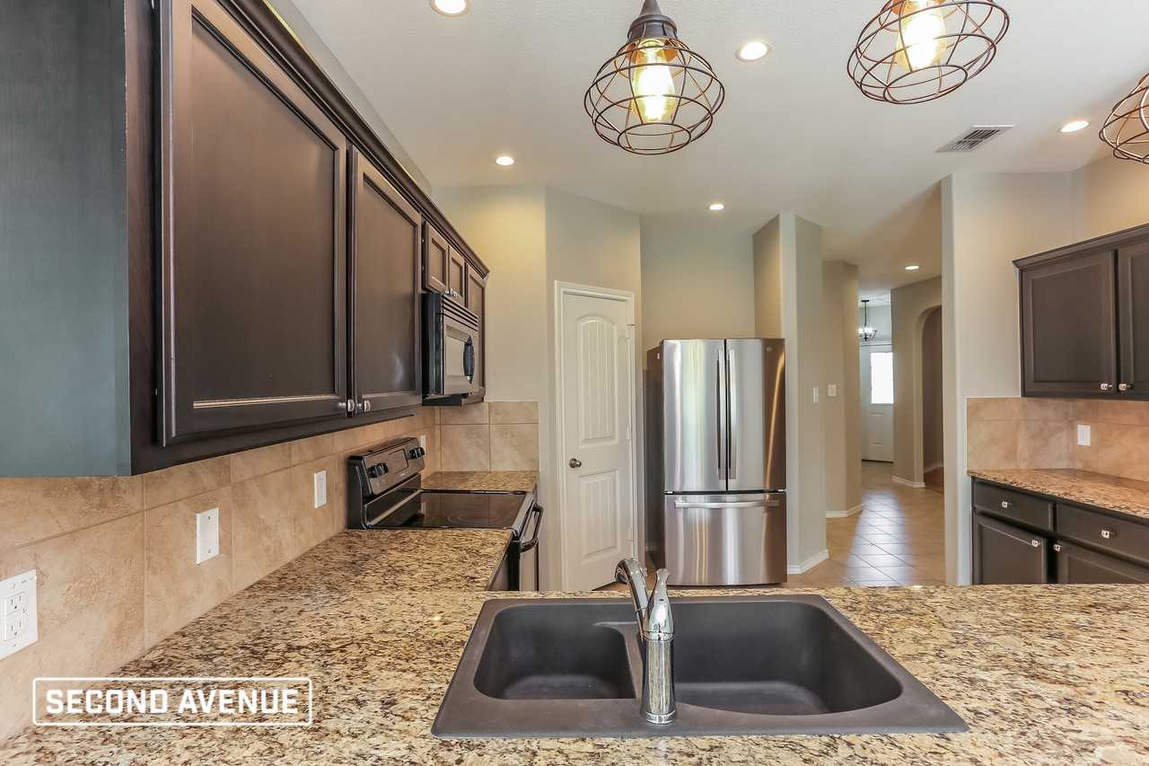 621 Creekview Dr - Photo 5 of 22